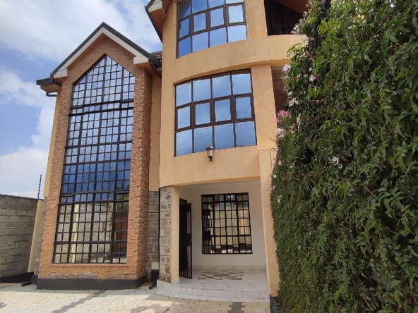 Spacious 4 Bedroom Townhouse Plus For Sale along Waiyakiway. Has a DSQ, solar water heater, and a garden. Asking Price. 17 M. Musilli Homes.