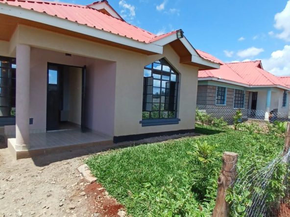 Spacious 3 Bedroom Bungalows For Sale in Malaa. Located in a gated community with cctv surveillance, and has a solar heater. Asking Price. 6.5M