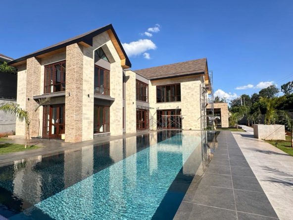 Spacious 5 Bedroom Villa For Sale in Runda with a manicure garden, private pool, DSQ and remote controlled gate. Rent Price : 300 Million. Musilli Homes.