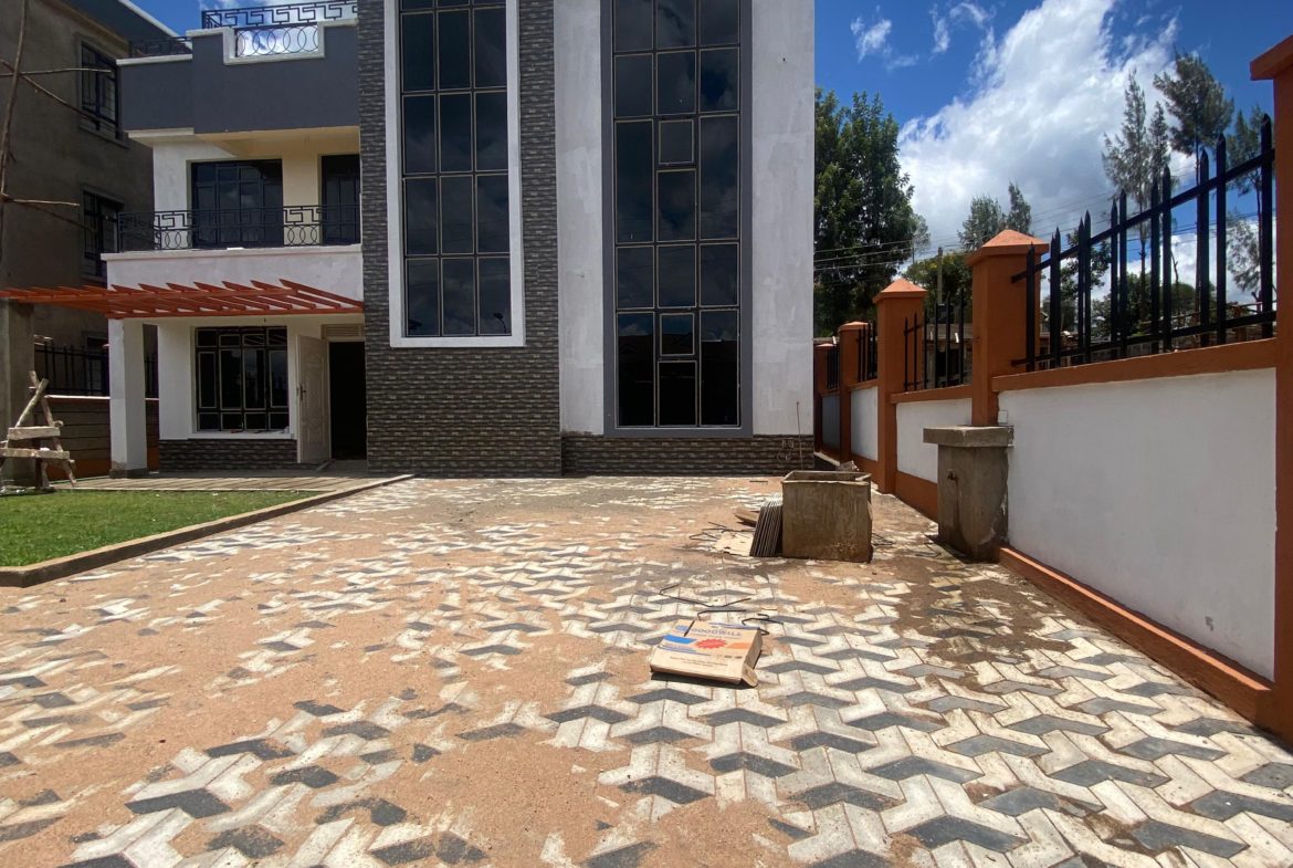 Spacious 5 Bedroom Plus 2 DSQ Townhouse For Sale in Kamiti. Has all en suite bedrooms, good security and a garden. Asking Price. 24.5 M. Musilli Homes.