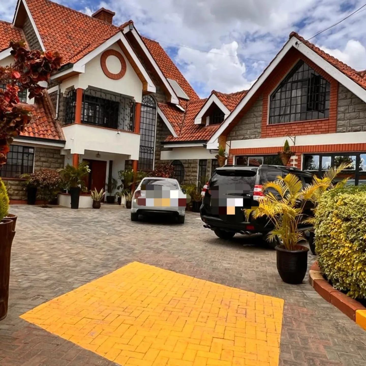 Spacious 6 Bedroom Townhouse For Sale. With a Spacious lounge area, Waiting room, office, and Dsq( 2 rooms). Asking Price. 28 M. Musilli Homes.