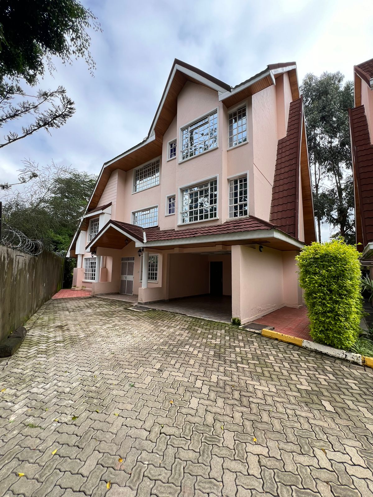 Spacious 5 Bedroom Townhouse Plus DSQ with all Bedroom en-suite, ample parking, and two TV rooms. Asking price. 60M. Musilli Homes