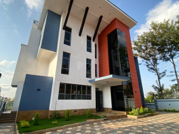 5 Bedroom mansion with DSQ and Studio For Sale in Ngoingwa, Thika, has all bedroom ensuite, and a solar heating system. Asking: 35M.