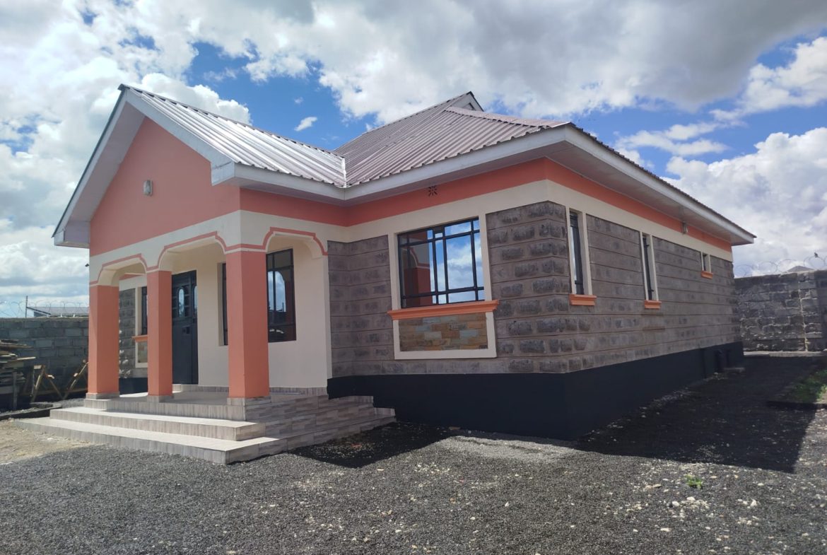 Spacious 3 Bedroom Bungalow For Sale in Kitengela. Sitting in a 1/8 Acre. The asking price: is 6.25 million. Musili Homes