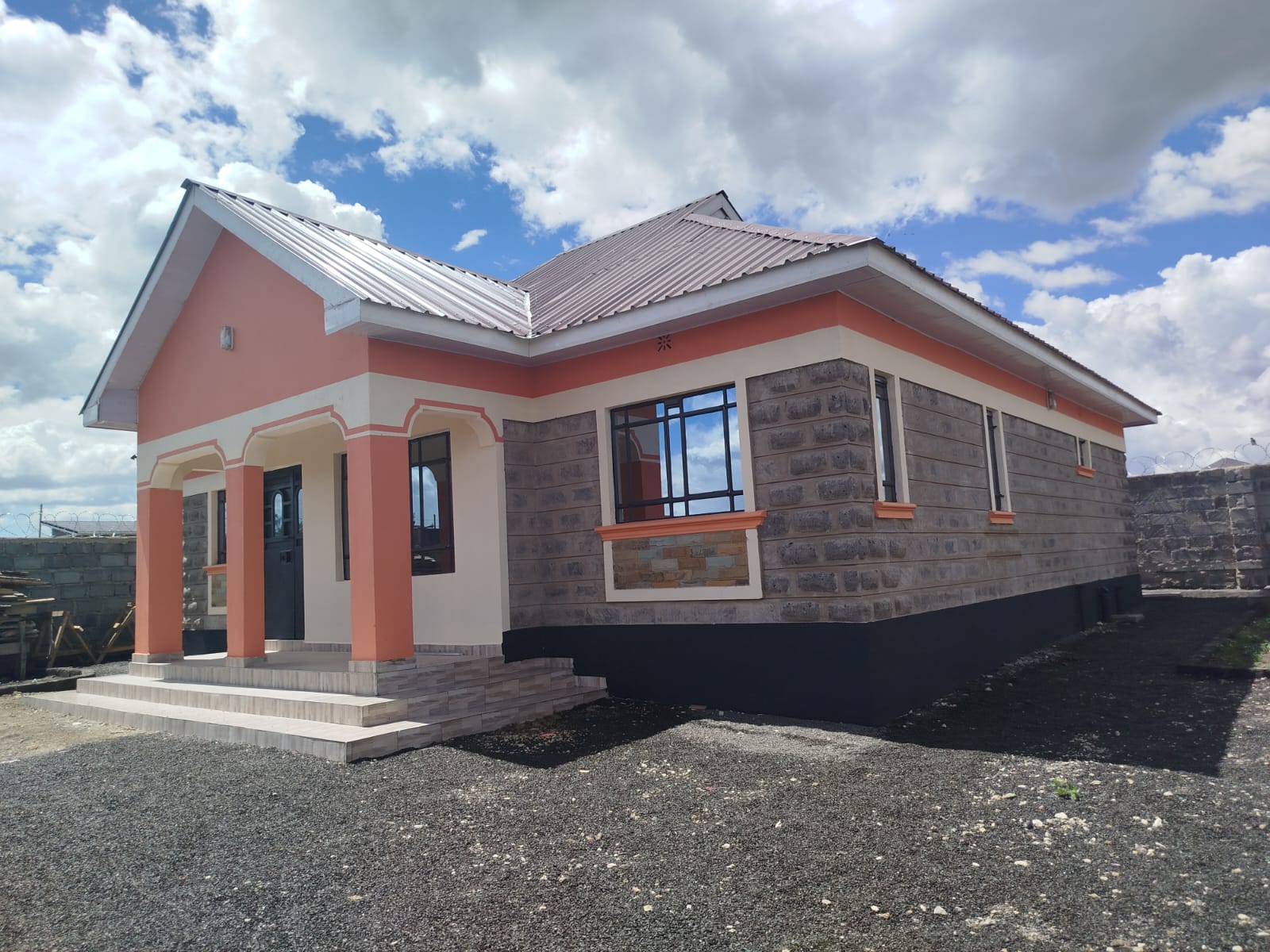 Spacious 3 Bedroom Bungalow For Sale in Kitengela. Sitting in a 1/8 Acre. The asking price: is 6.25 million. Musili Homes