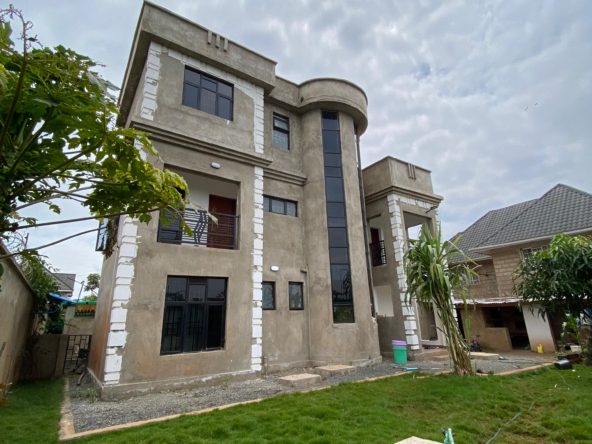 Spacious 6 Bedroom Plus SQ Flat Roof House for Sale. Has a gazebo, mini plunge pool, parking, borehole and a garden. Asking Price: KSH 21M. Musilli Homes