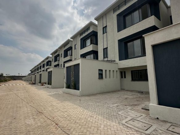 Modern 4 and 6 Bedroom Townhouses Plus DSQ for sale in South C. Has a Closed kitchen plan fitted with a cook, and oven. Asking price: 38M. Musilli Homes.