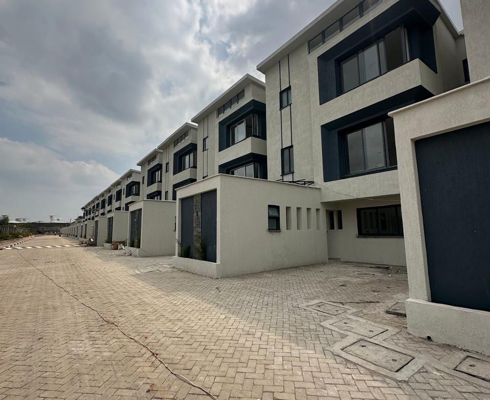 Modern 4 and 6 Bedroom Townhouses Plus DSQ for sale in South C. Has a Closed kitchen plan fitted with a cook, and oven. Asking price: 38M. Musilli Homes.