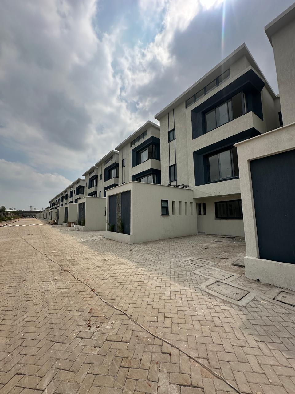 Modern 4 and 6 Bedroom Townhouses Plus DSQ for sale in South C. Has a Closed kitchen plan fitted with a cook, and oven. Asking price: 38M. Musilli Homes.