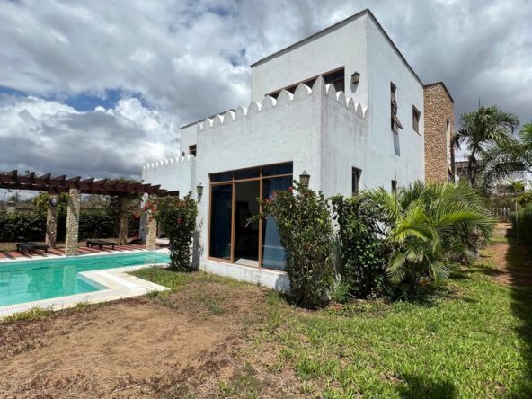 Modern 4 Bedroom Villa With DSQ For Sale in Kilifi with all bedroom ensuite, DSQ, private swimming pool. Asking price: Ksh 72M. Musilli Homes