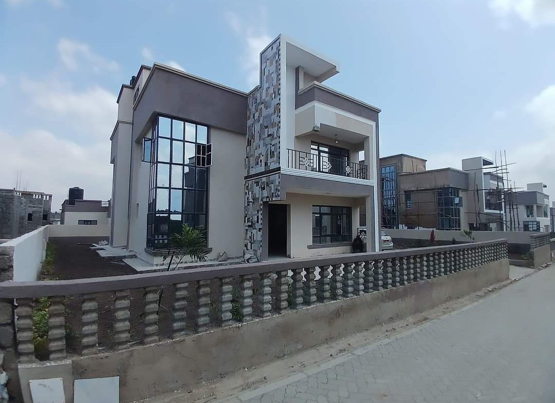 Modern 4 Bedroom Apartment For Sale in Malaa, Joskaa. Has solar water panels, a master bedroom ensuite, and a front garden. Asking price: Ksh 15M