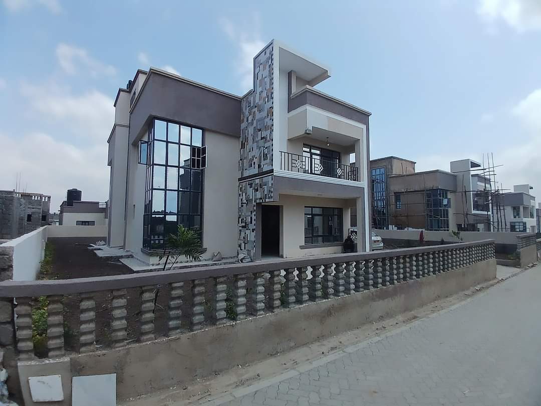 Modern 4 Bedroom Apartment For Sale in Malaa, Joskaa. Has solar water panels, a master bedroom ensuite, and a front garden. Asking price: Ksh 15M