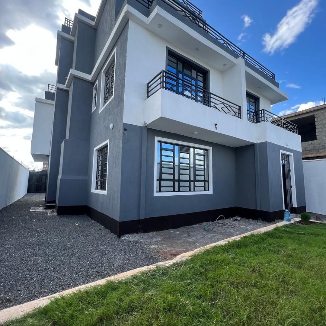 6 Bedroom Contemporary Villa for Sale in Utawala. Has all bedroom enssuite, closed kitchen, DSQ and rooftop terrace. Asking price: Ksh 14M. Musilli Homes