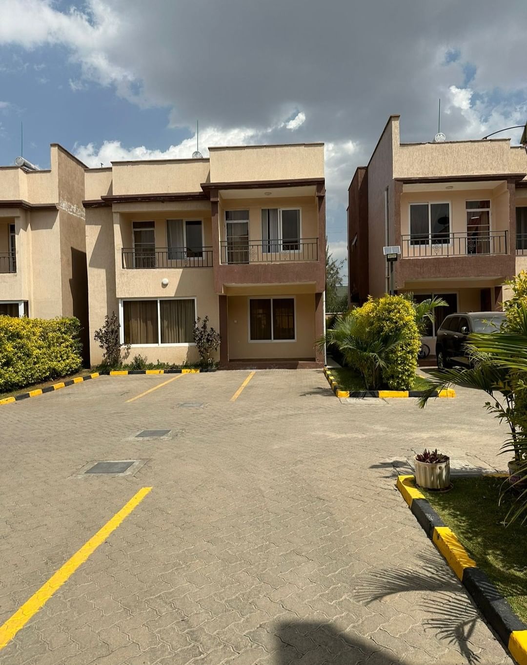 Modern 4 Bedroom Plus DSQ Townhouse for Sale in Syokimau with all bedroom ensuite, laundry area, rooftop and ample parking. Asking price: Ksh 17.5M. Musilli Homes