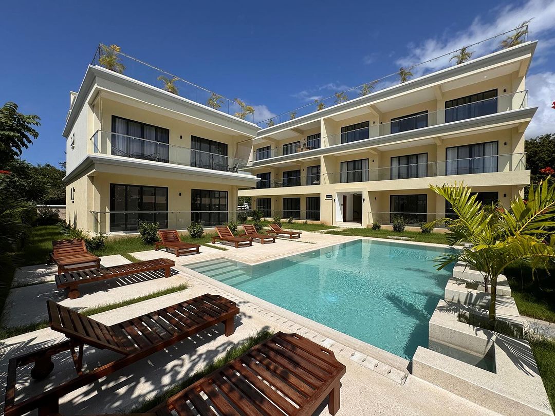 1 Bedroom Apartment for Sale in Diani, located in a secure beachfront, has an open plan kitchen, swimming pool and a laundry area. Asking price: Ksh 18.5M. Musillli Homes