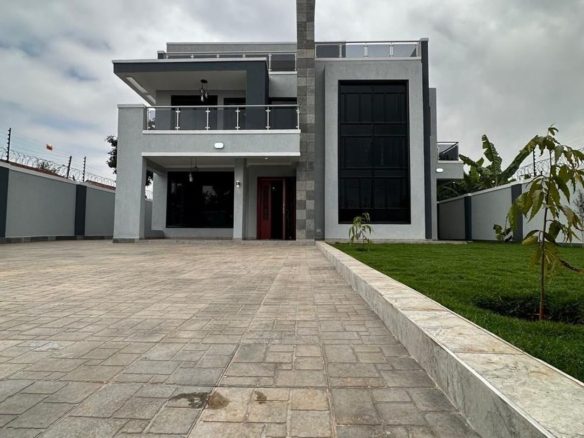 Modern 4 Bedroom Standalone with DSQ for Sale in Ruiru with all bedroom ensuite, front yard, rootop terrance and 20,000 liter underground water supply. Sale Price: Ksh. 28M.