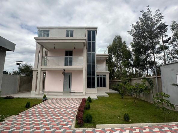 Spacious 5 Bedroom Mansion for Sale in Kitengela with a DSQ, ample parking space, manicured garden, and a cabro paved driveway. Sale price: Ksh 35M.Musilli Homes